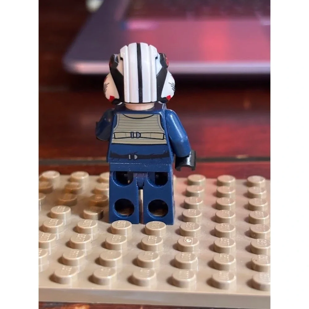 LEGO Star Wars Tallissan Lintra Resistance A-Wing Pilot Minifigure sw0882